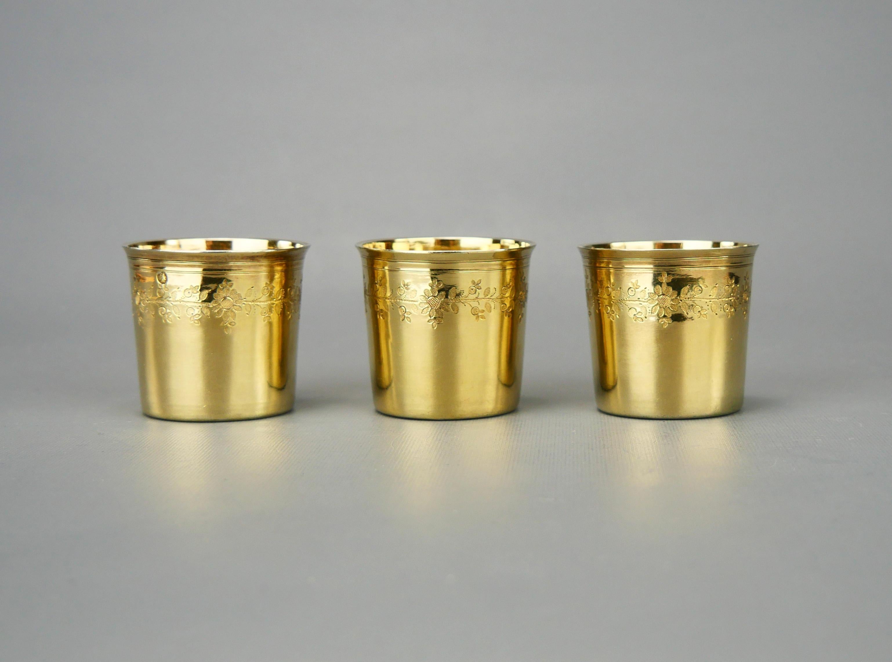 Stile impero 1809 - 1819 Tre bicchieri francesi Paris Shots Jiggers in argento massiccio dorato 911 / 61g in vendita