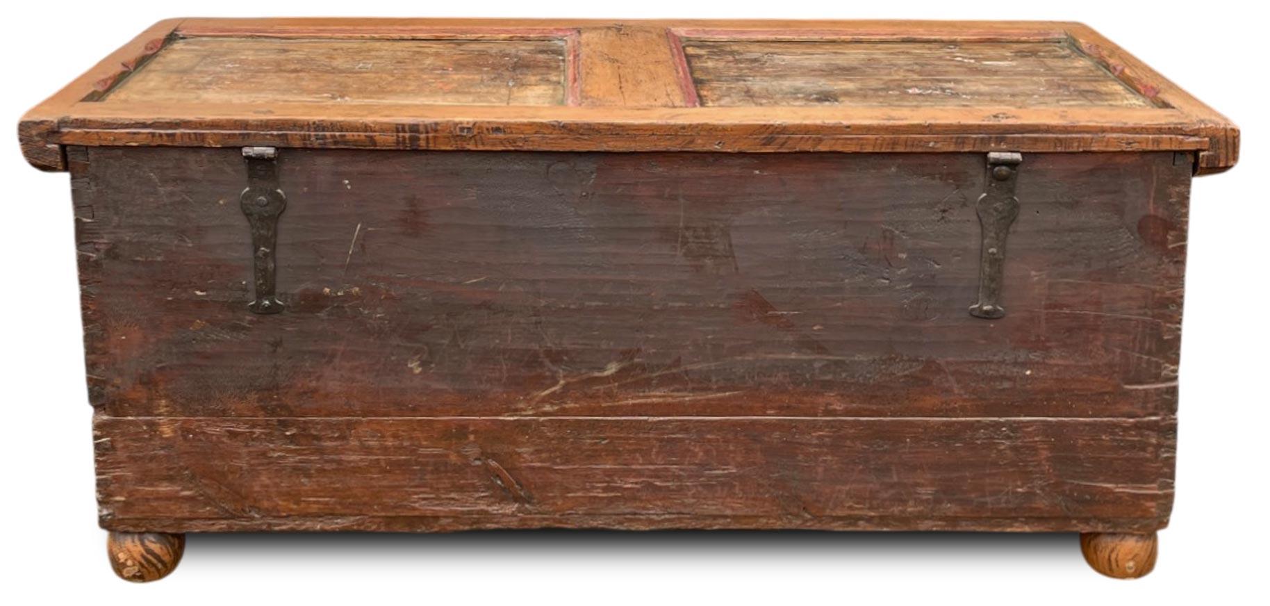 1809 Alpingrün geblümte Deckentruhe im Angebot 3