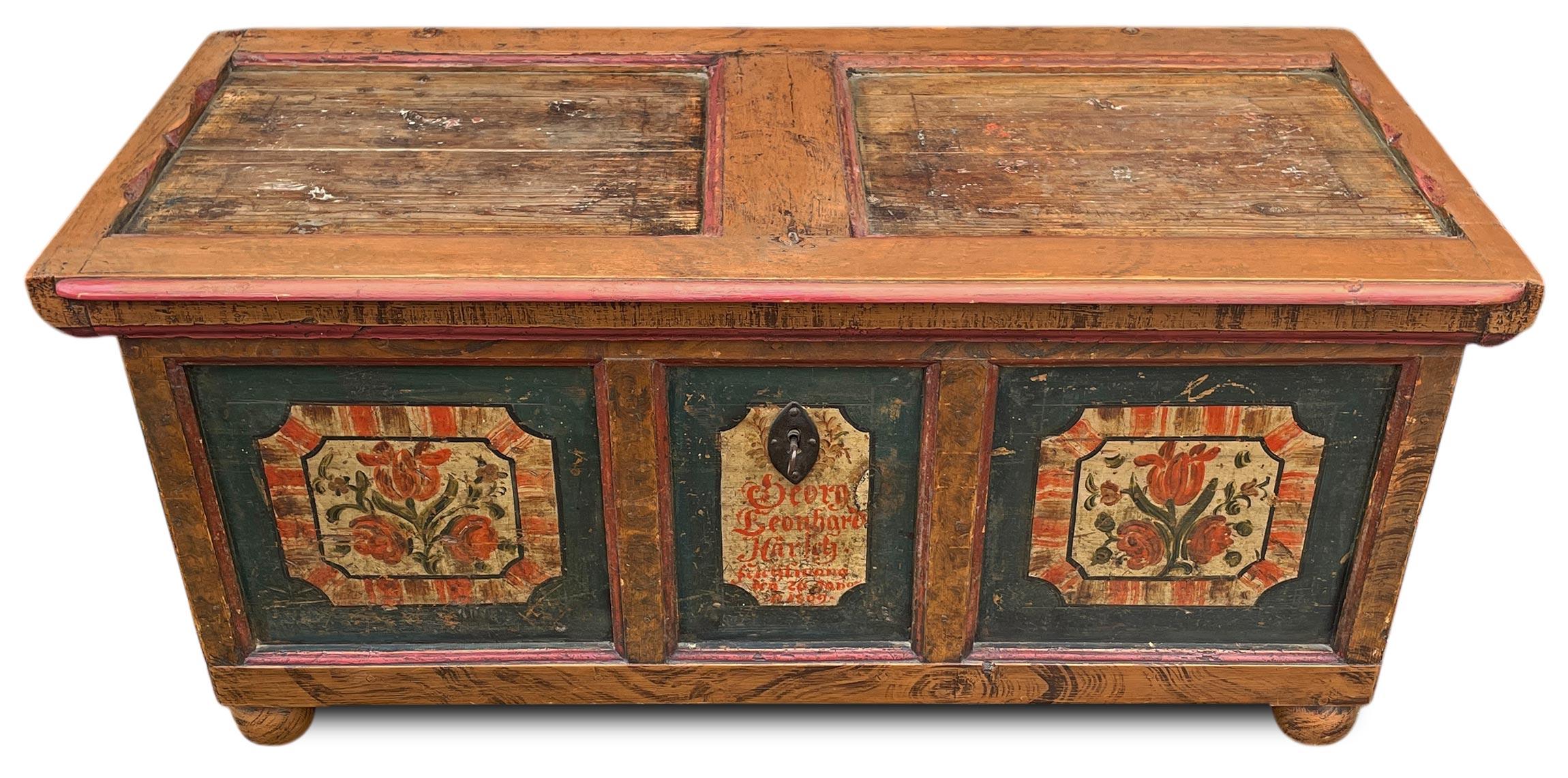 1809 Alpingrün geblümte Deckentruhe (Sonstiges) im Angebot