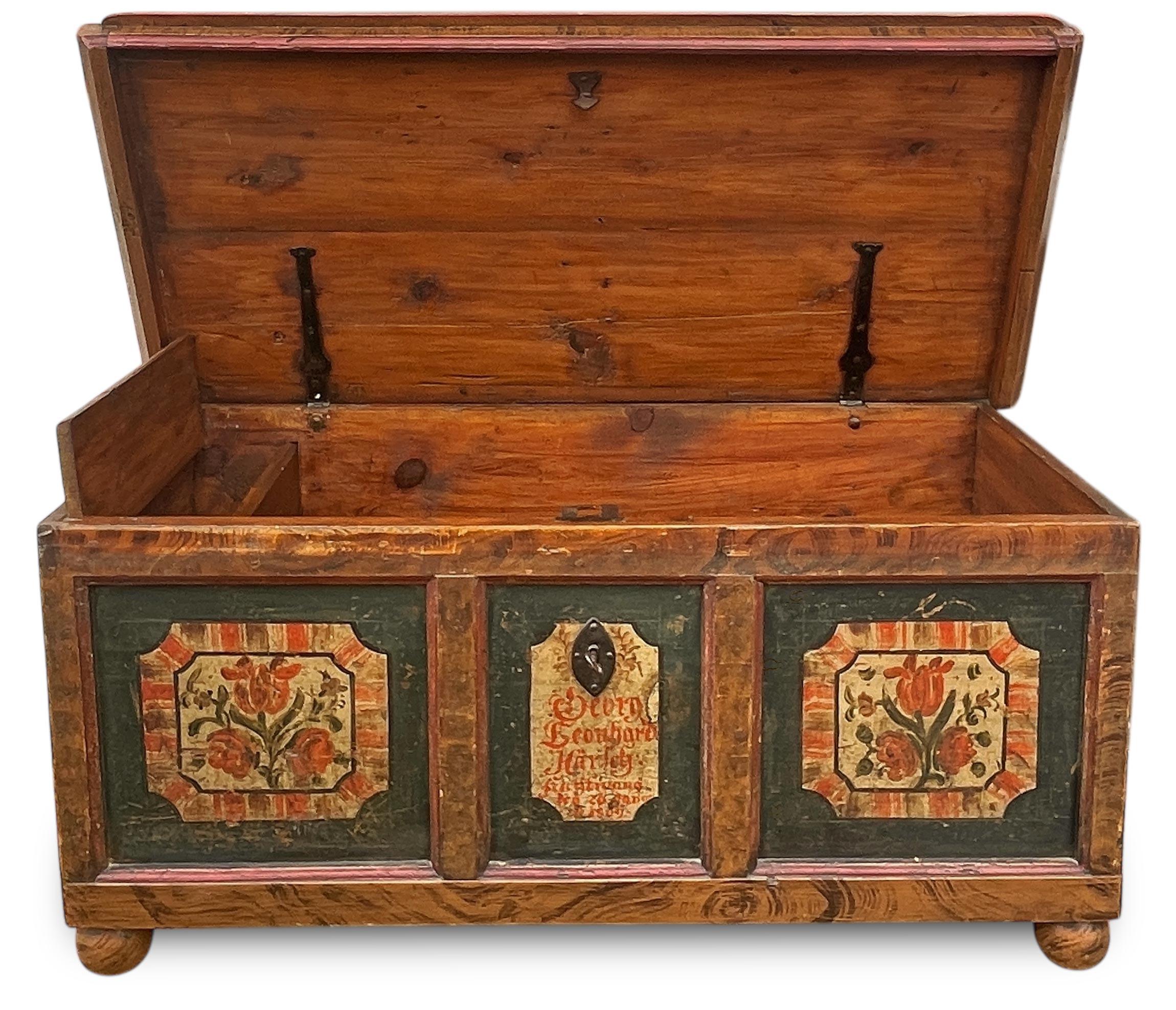 1809 Alpingrün geblümte Deckentruhe (Italian) im Angebot