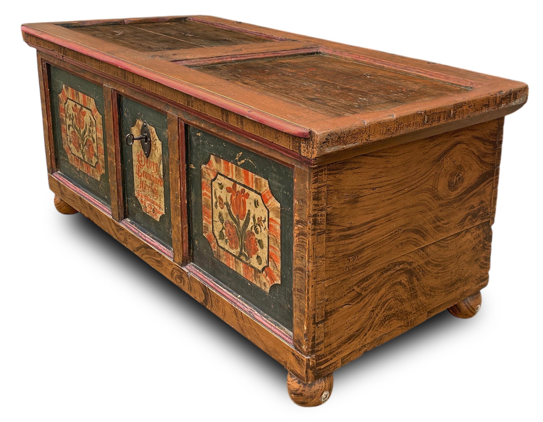 1809 Alpingrün geblümte Deckentruhe (Handbemalt) im Angebot