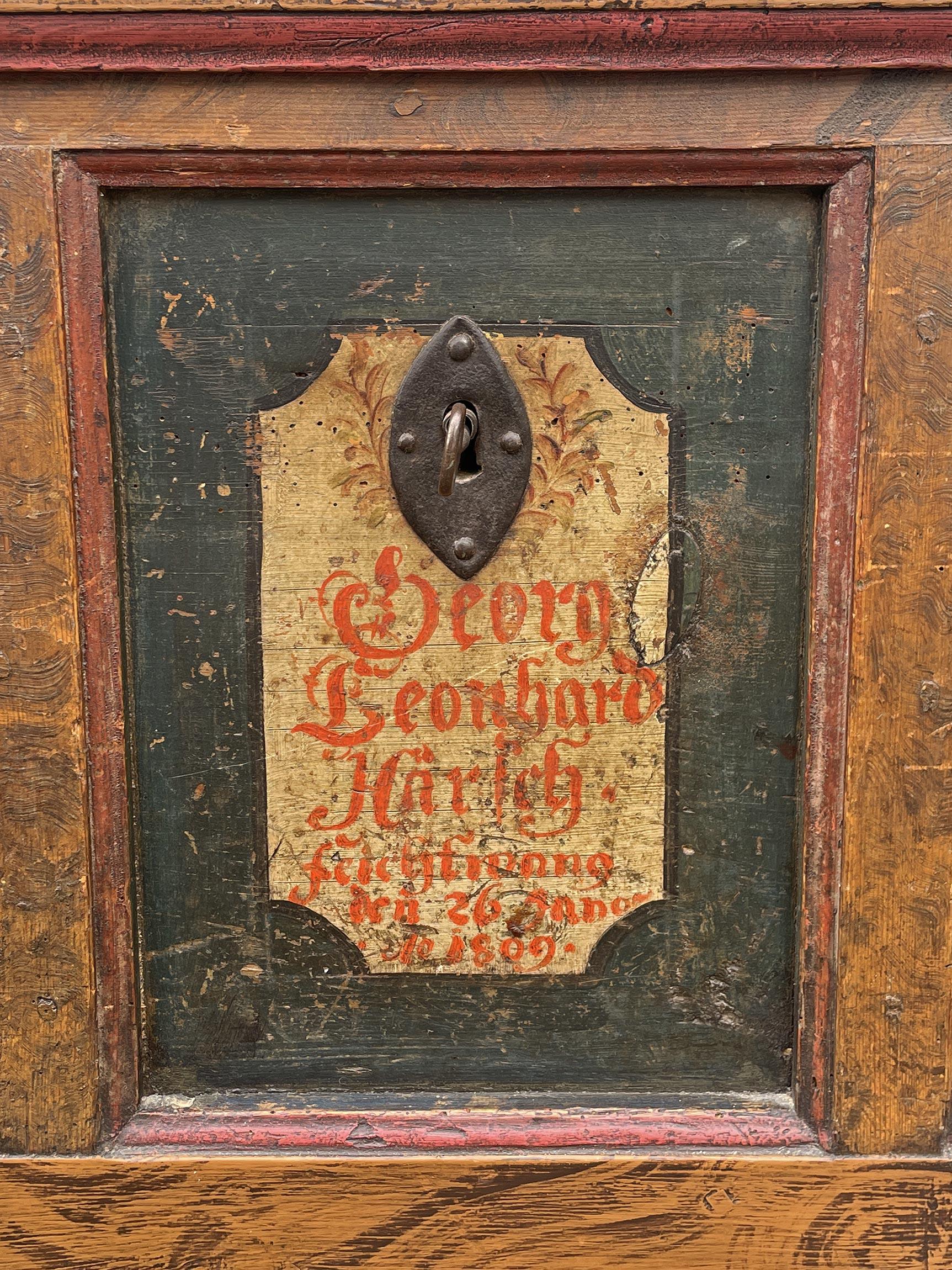 1809 Alpingrün geblümte Deckentruhe (Early 19th Century) im Angebot