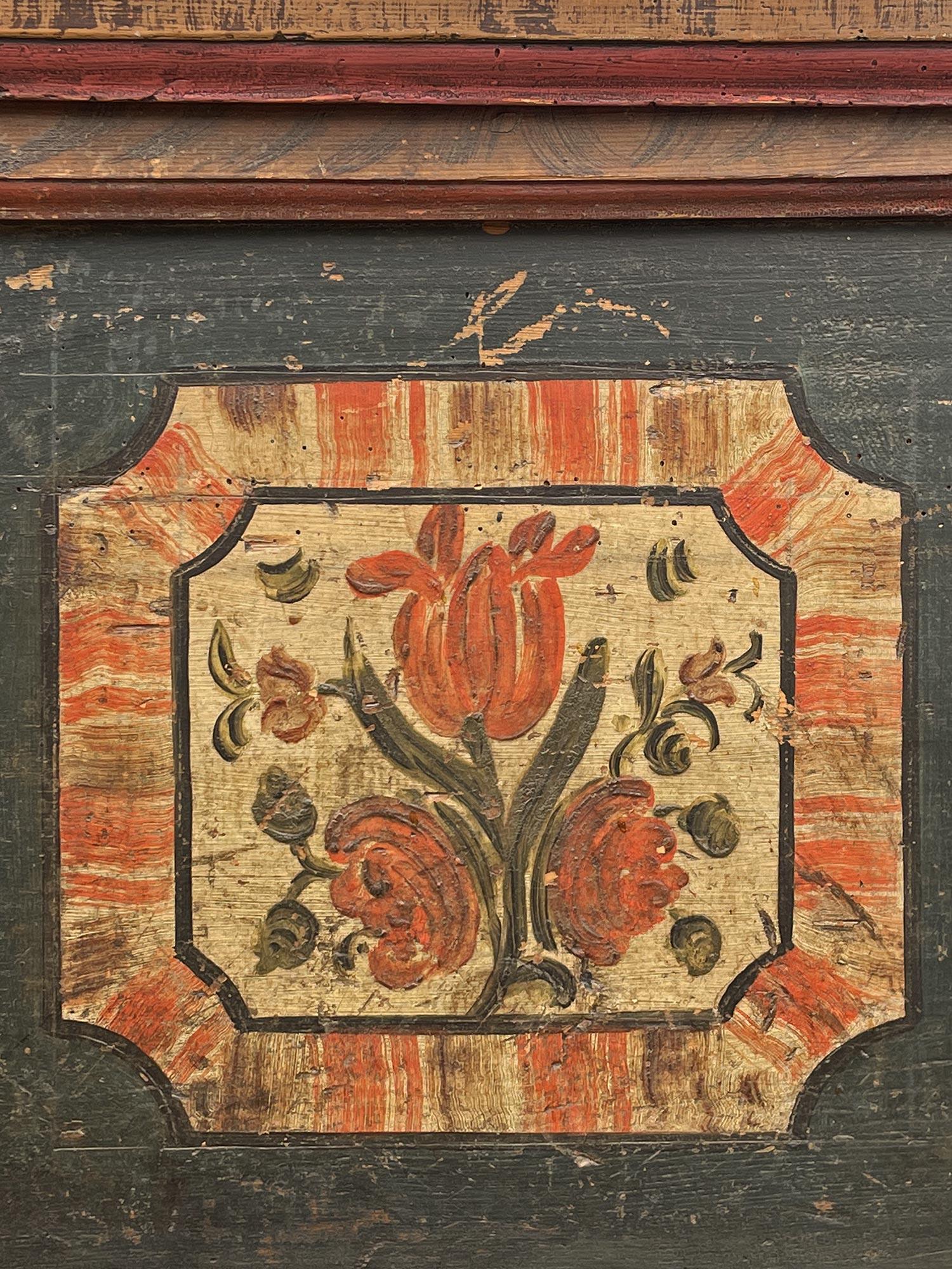 1809 Alpingrün geblümte Deckentruhe (Tannenholz) im Angebot