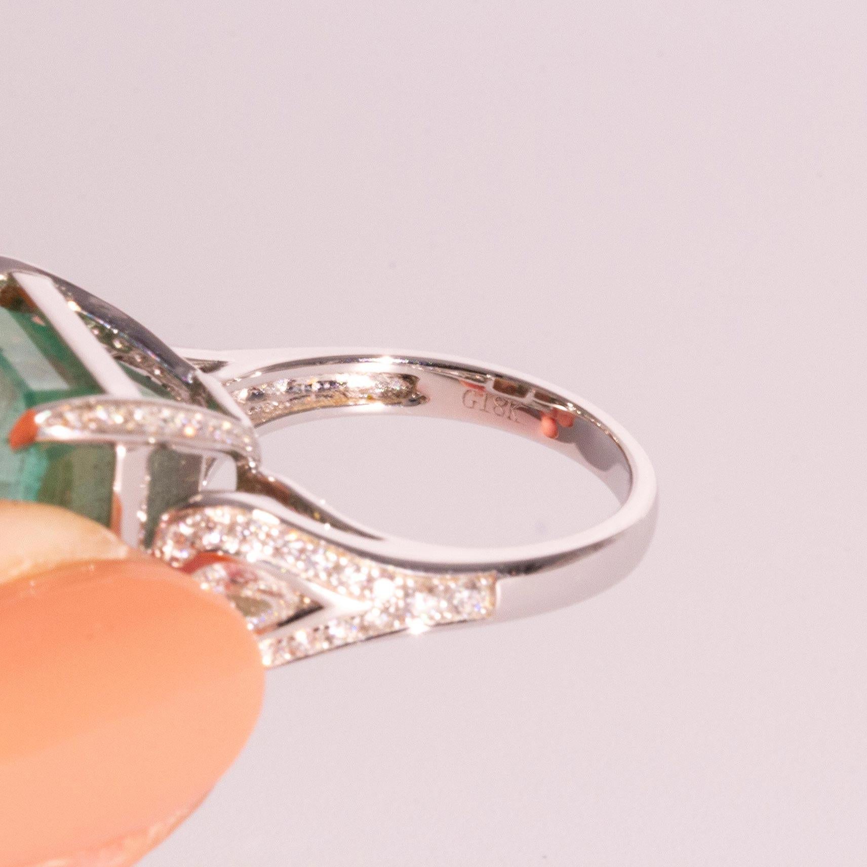 18,09 Karat Smaragd- und Diamantring aus 18 Karat Weißgold im Zustand „Neu“ im Angebot in Brisbane, QLD