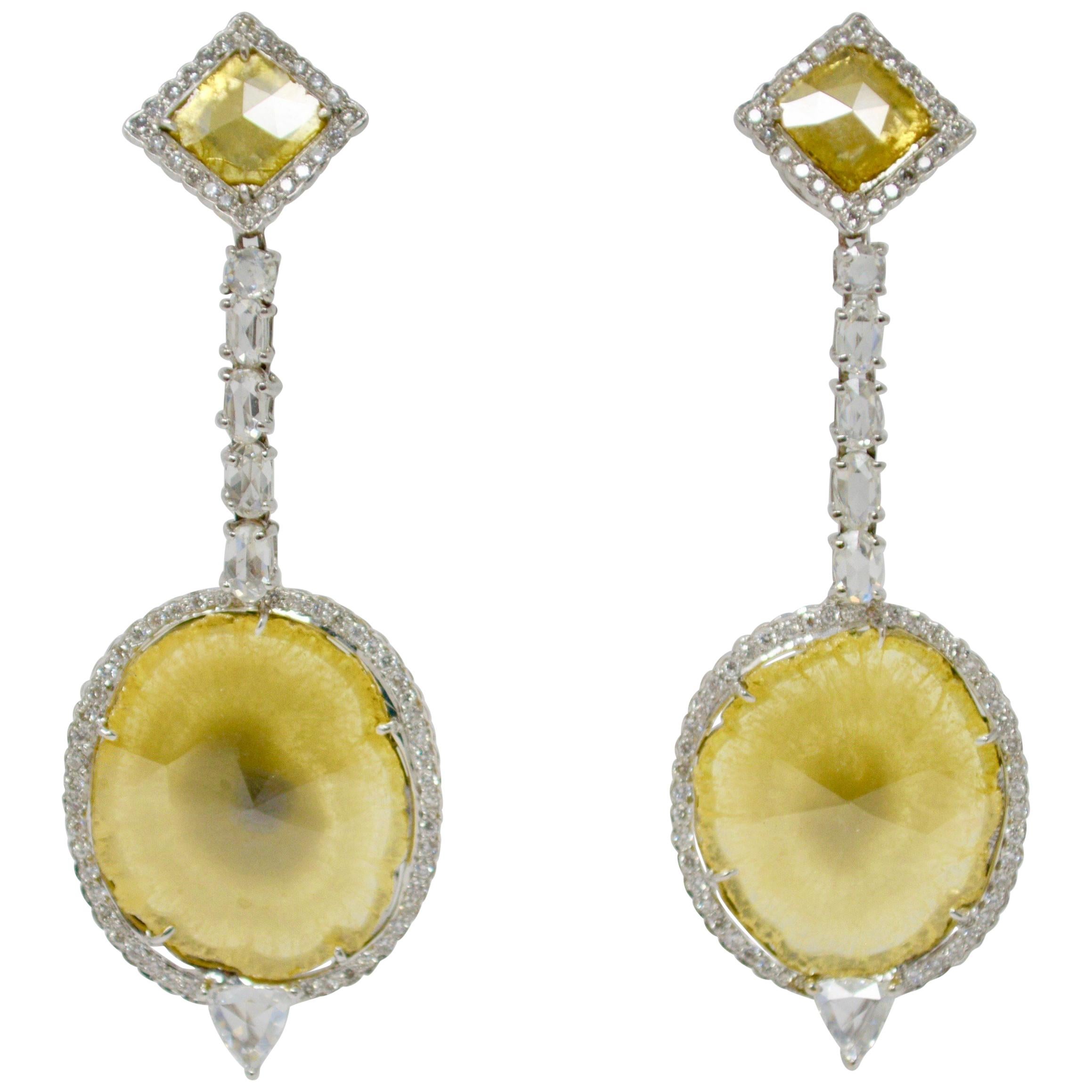 Boucles d'oreilles en diamants jaunes naturels de 18,09 carats et diamants blancs en tranches