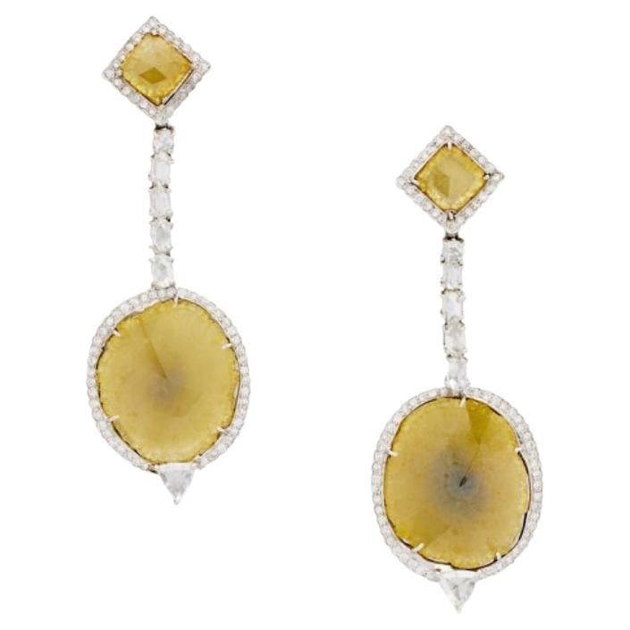 Boucles d'oreilles composées de diamants jaunes et de diamants blancs de 18,09 carats naturels