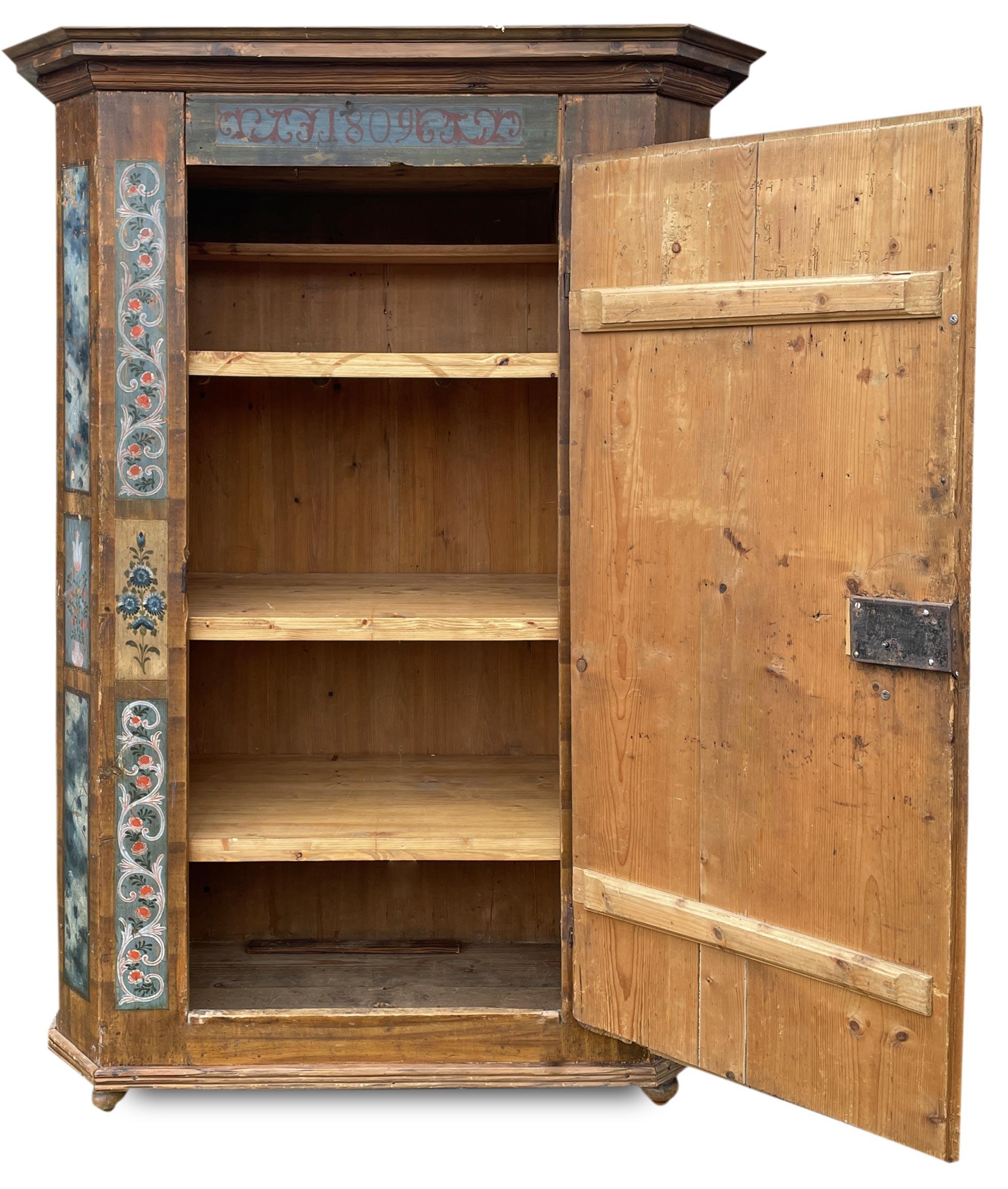 Painted Tyrolean wardrobe dated 1809

Measures: H. 175 – L. 114 (130 on the frames) – P.54 (62 on the frames)

Beautiful painted wardrobe, with one door, with notches.
The background is entirely painted with a 