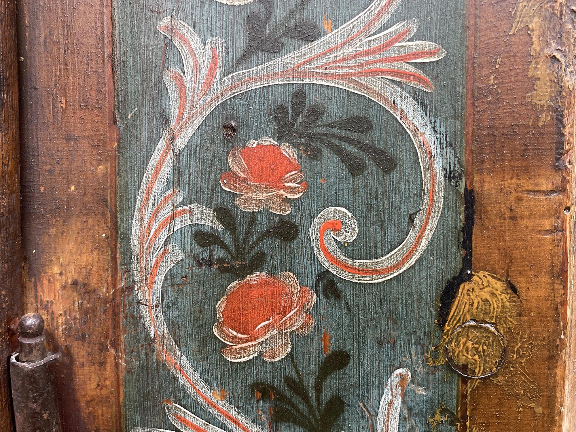 1809 Floral Painted European Cabinet In Good Condition In Albignasego, IT