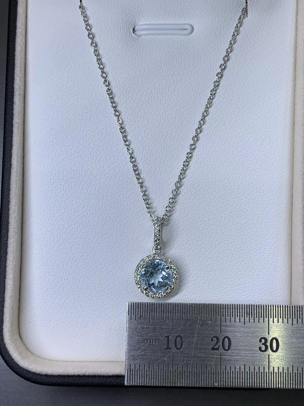 Collier avec pendentif solitaire en aigue-marine et diamant de 1,80ct 18ct blanc Neuf - En vente à London, GB
