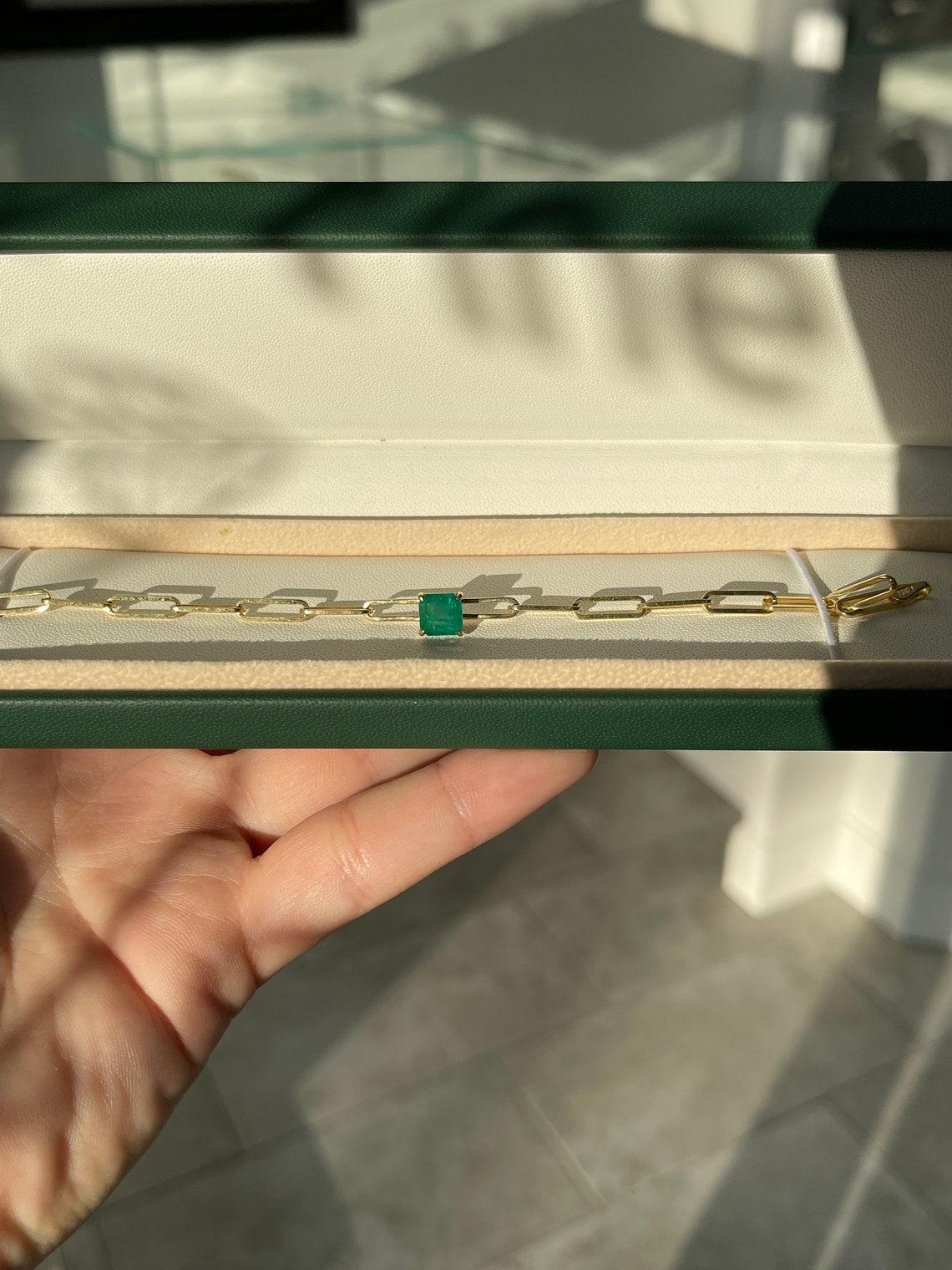 Women's 1.80ct Asscher Cut Emerald Solitaire Bracelet – 14K Gold Paperclip Design For Sale