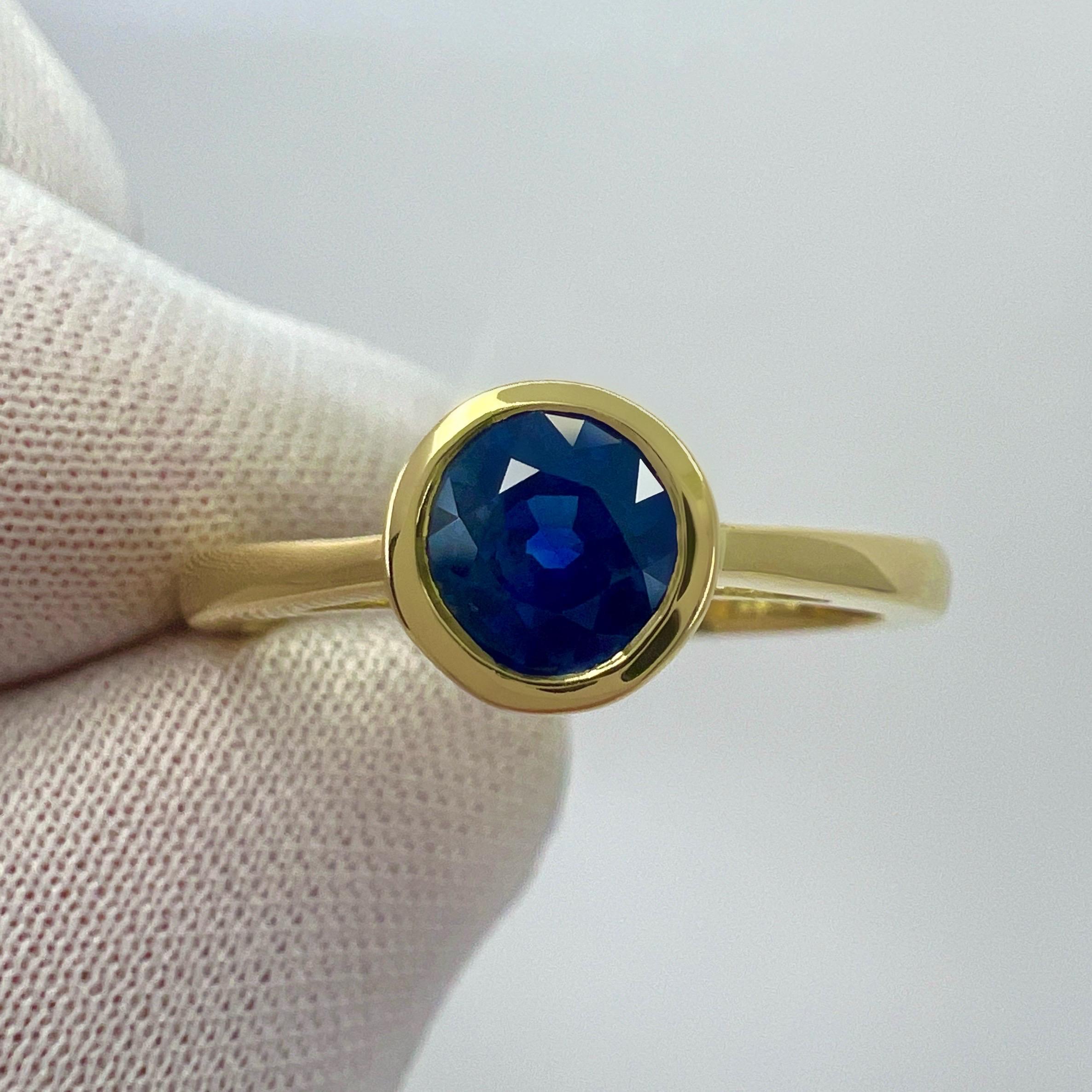 Nature Vivid Cornflower Blue Ceylon Sapphire Round Cut 18k Yellow Gold Solitaire Rubover Bezel Set Ring.

Saphir naturel de 1,80 carat d'un bleu corail éclatant et d'une excellente clarté. Pierre très propre avec seulement quelques petites 
