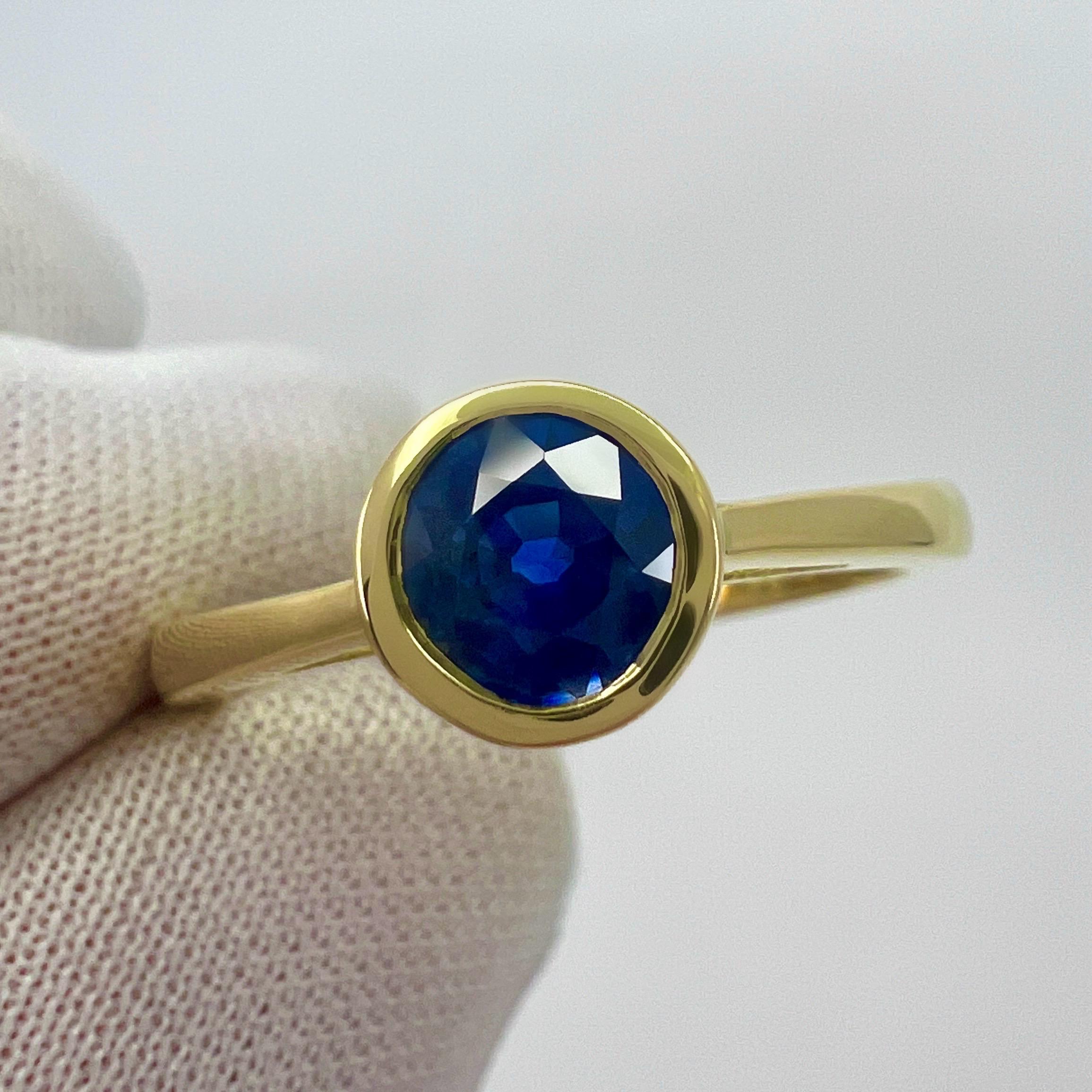 Taille ronde Bague rubans en or jaune 18 carats avec saphir de Ceylan rond bleu tournesol de 1,80 carat en vente