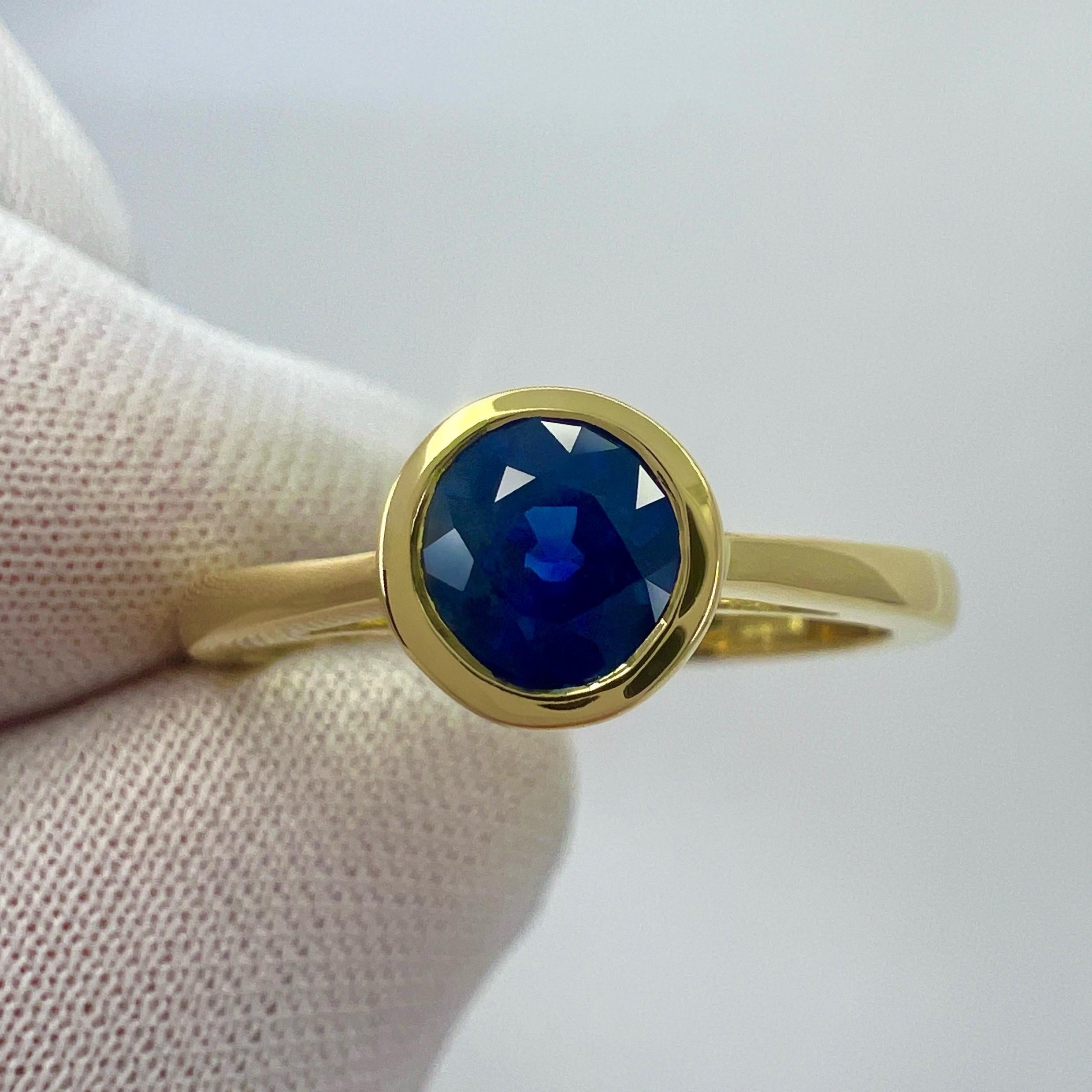 Bague rubans en or jaune 18 carats avec saphir de Ceylan rond bleu tournesol de 1,80 carat en vente 1