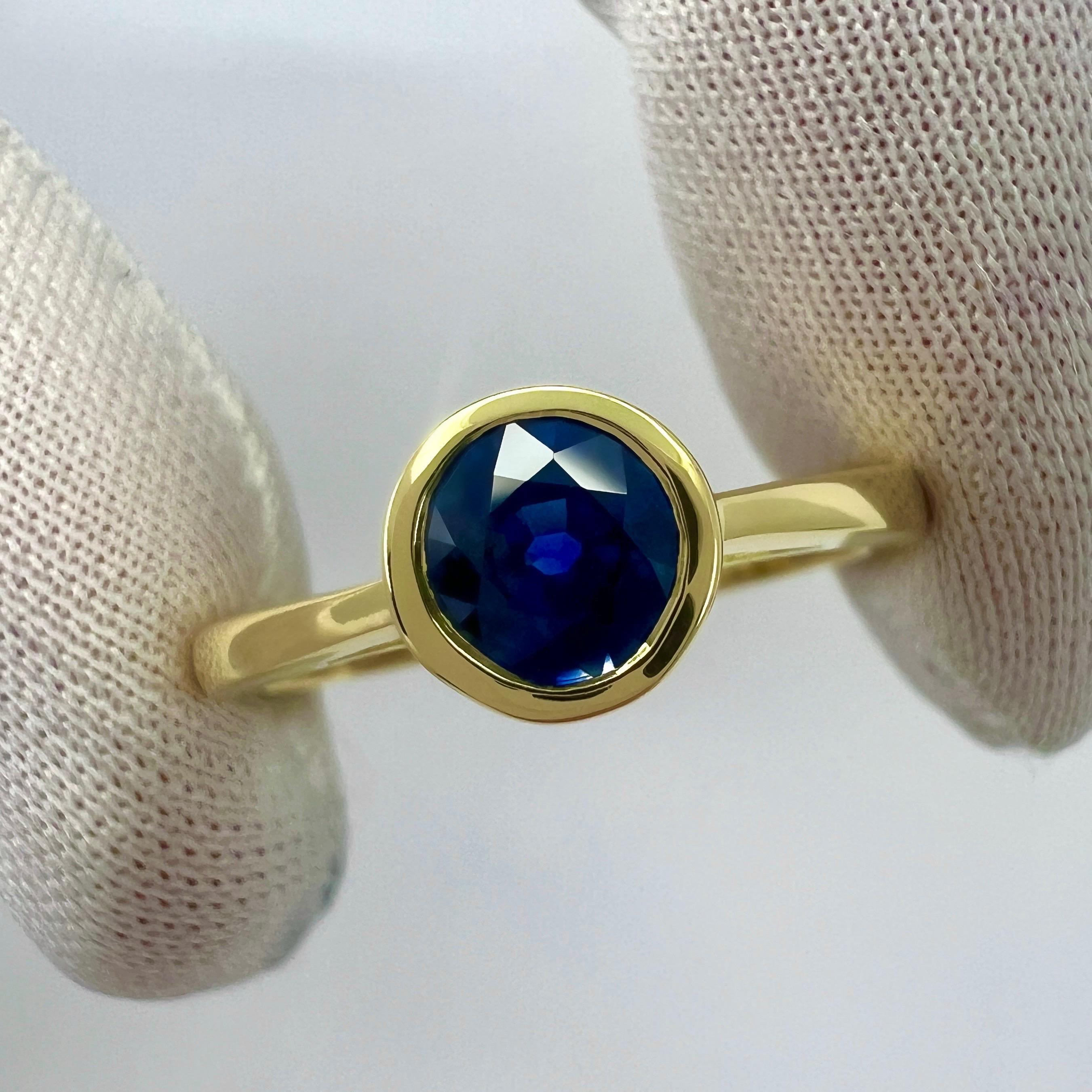 Bague rubans en or jaune 18 carats avec saphir de Ceylan rond bleu tournesol de 1,80 carat en vente 4