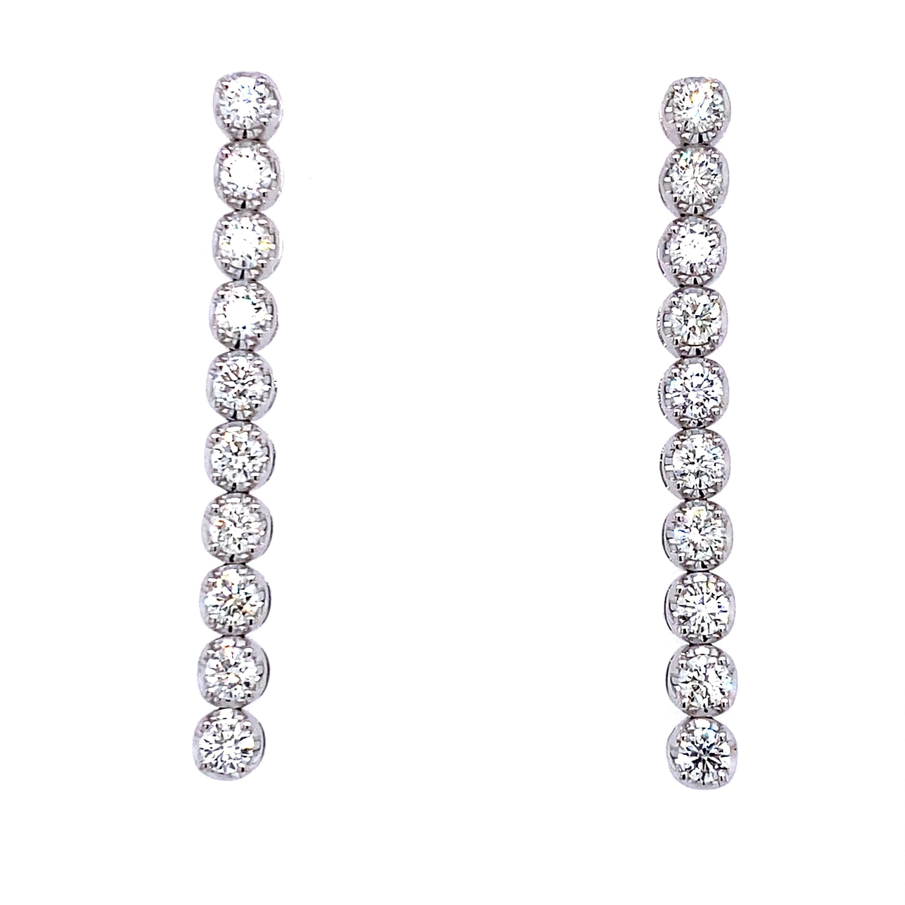 Splendidi orecchini di diamanti pendenti.
20 diamanti tondi brillanti, 1,80ct. Colore G/H e purezza VS. Oro bianco 18 carati, 4,30 grammi.
Su richiesta, una volta acquistato, il gioiello viene valutato da un GIA G.G. aggiornato. Contattateci per