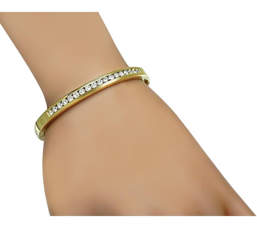 Il s'agit d'un élégant bracelet en or jaune 14 carats. Le bracelet est serti de diamants ronds étincelants pesant environ 1.80ct. La couleur des diamants est H avec une clarté VS2-SI1. Le bracelet mesure 5.5 mm de large et convient à un poignet de