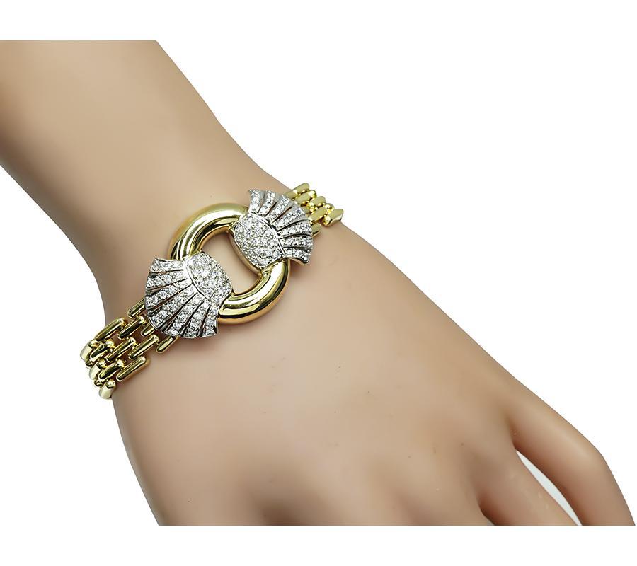 Voici un magnifique bracelet en or jaune et blanc 18 carats. Le bracelet est serti de diamants ronds étincelants pesant environ 1.80 carats. La couleur des diamants est H-I avec une pureté VS. Le bracelet mesure 26 mm de largeur à la base la plus