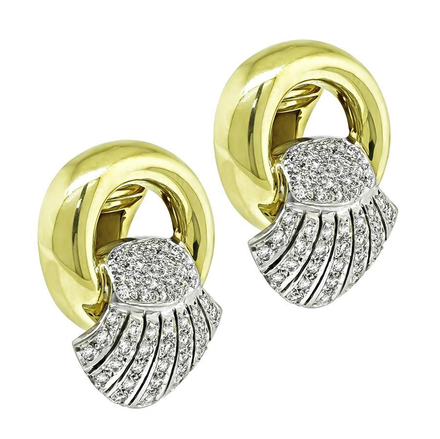 Se trata de un precioso par de pendientes bicolor de oro amarillo y blanco de 18 quilates. Los pendientes llevan brillantes diamantes de talla redonda que pesan aproximadamente 1.80 ct. El color de estos diamantes es H-I con claridad VS. Los