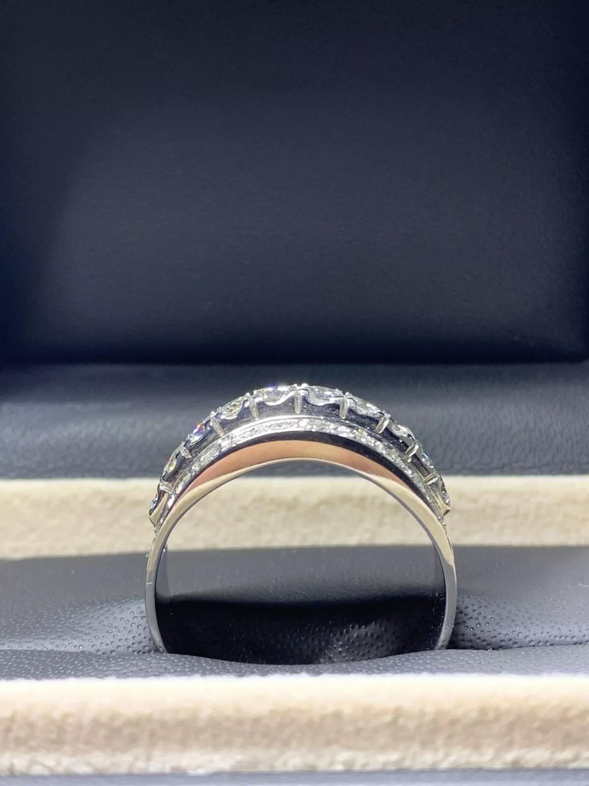 1,80 Karat Diamant breiter Unisex-Ring mit klobigem Band aus 18 Karat Weißgold.

Diamant breites Band Diamant G-H Farbe VS1 Klarheit.

Der Ring kann in der Größe verändert werden.

Inklusive Box und Bewertung.

Dieser wunderschöne Ring ist mit einem
