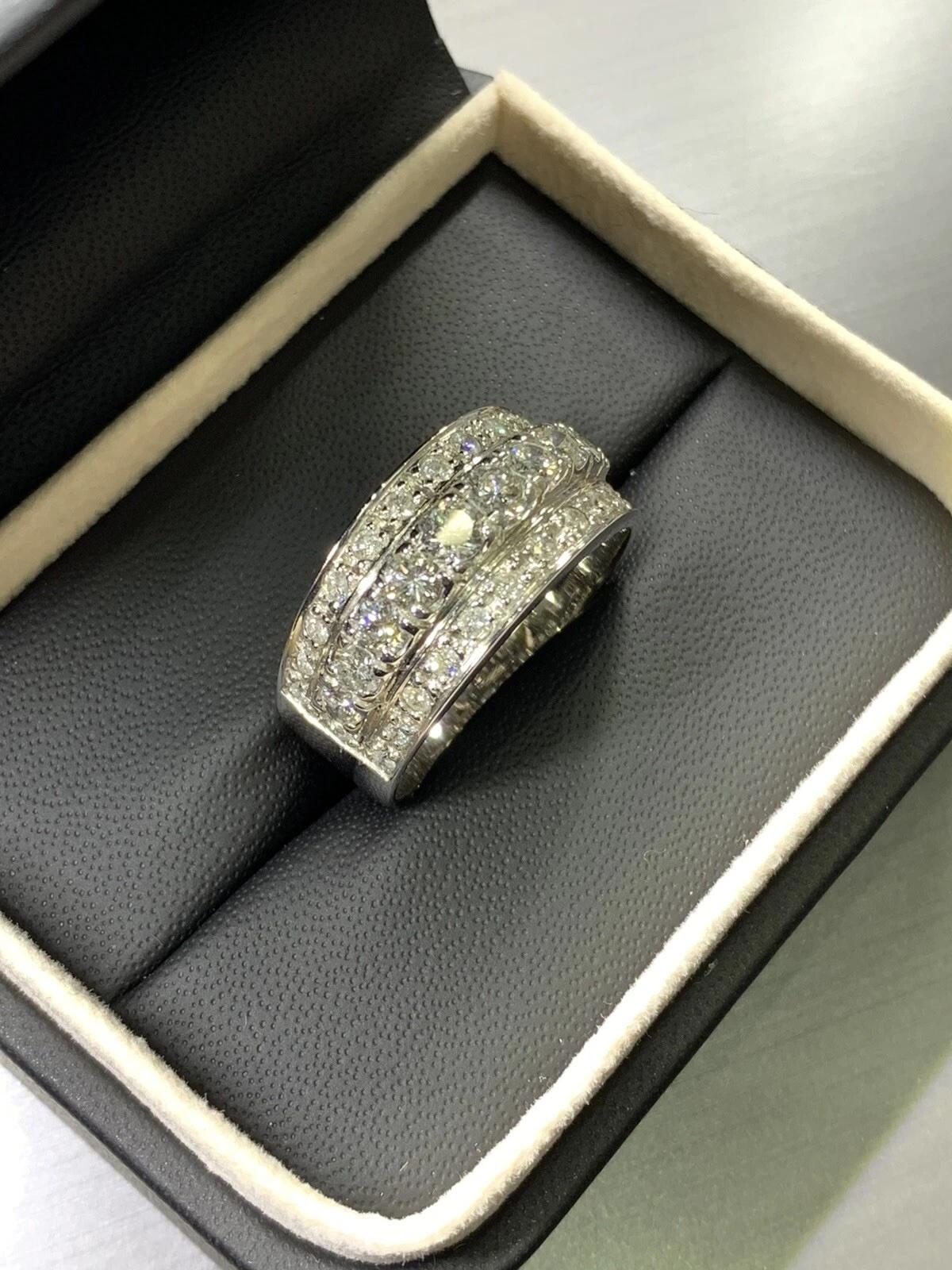 1,80 Karat Diamant breiter Unisex-Ring mit klobigem Band aus 18 Karat Weißgold. (Rundschliff) im Angebot