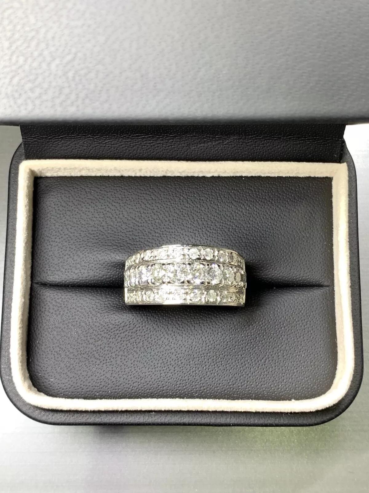 1,80 Karat Diamant breiter Unisex-Ring mit klobigem Band aus 18 Karat Weißgold. im Zustand „Neu“ im Angebot in London, GB