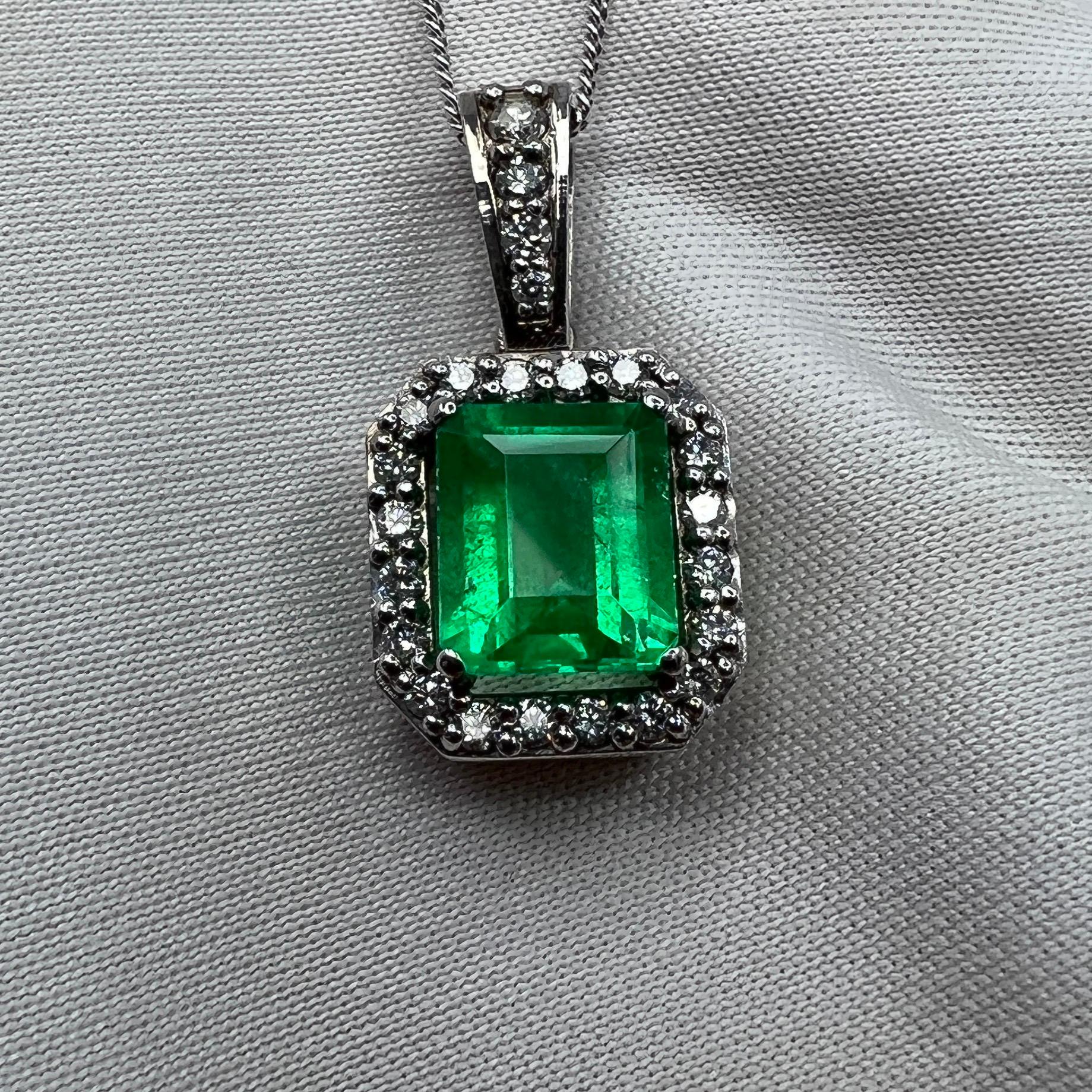 Feine GIA zertifiziert kolumbianischen Smaragd & Diamant 18k Weißgold Halo-Anhänger.

Schöner grüner kolumbianischer Smaragd in einem feinen 18-karätigem Weißgold-Diamant-Halo-Anhänger.
1.55 Karat Smaragd vollständig zertifiziert durch GIA bestätigt