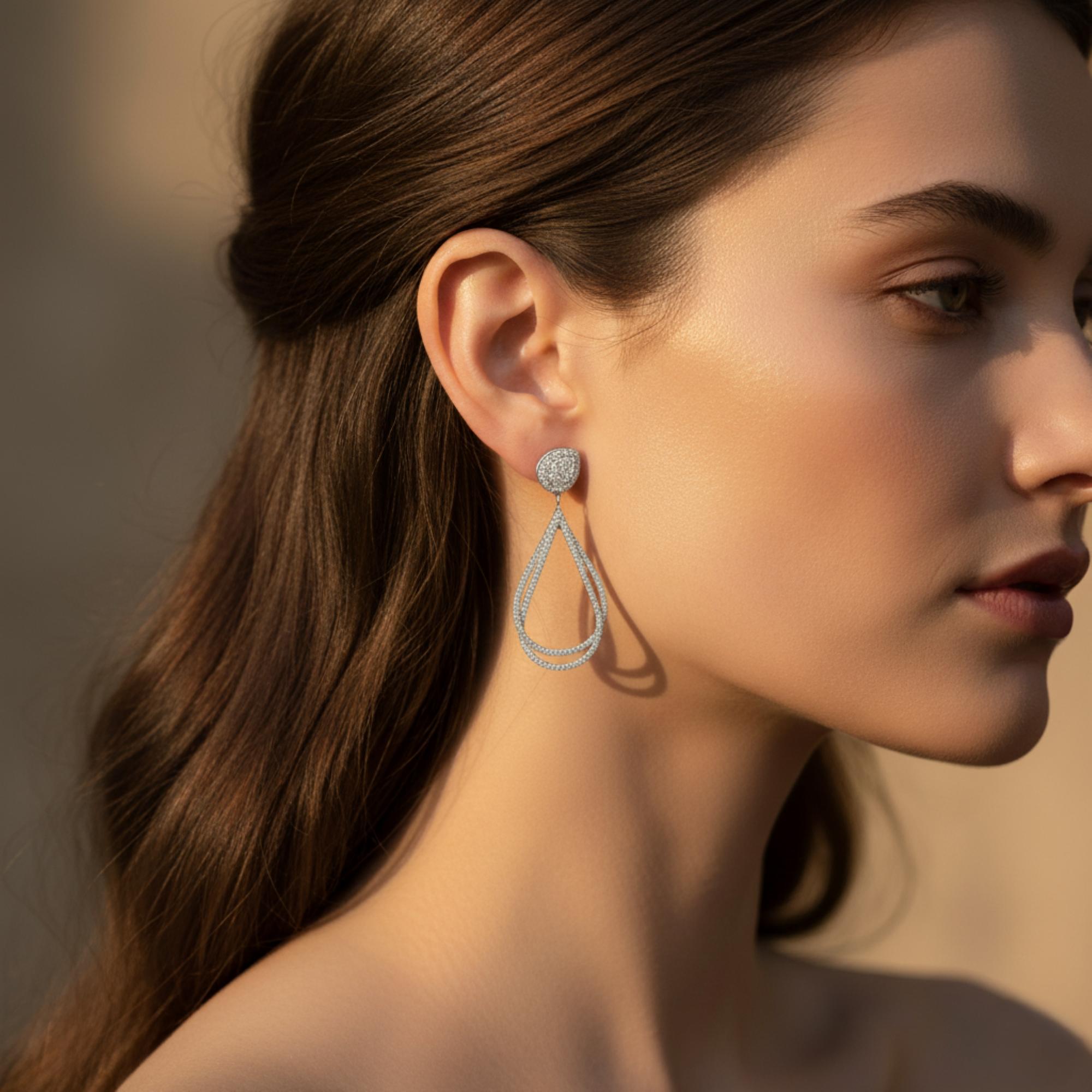 Pendientes colgantes de oro blanco macizo de 18 quilates con una lágrima larga de 1,80 quilates de diamantes finos SI/H
Estos pendientes presentan una impresionante silueta de doble lágrima, delicadamente forrada con brillantes diamantes naturales