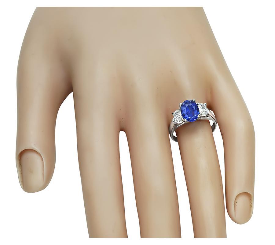 Se trata de un precioso anillo de compromiso de oro blanco de 14k. El anillo está centrado con un precioso zafiro de talla ovalada que pesa aproximadamente 1.80 ct. El zafiro está acentuado por brillantes diamantes de talla ovalada que pesan