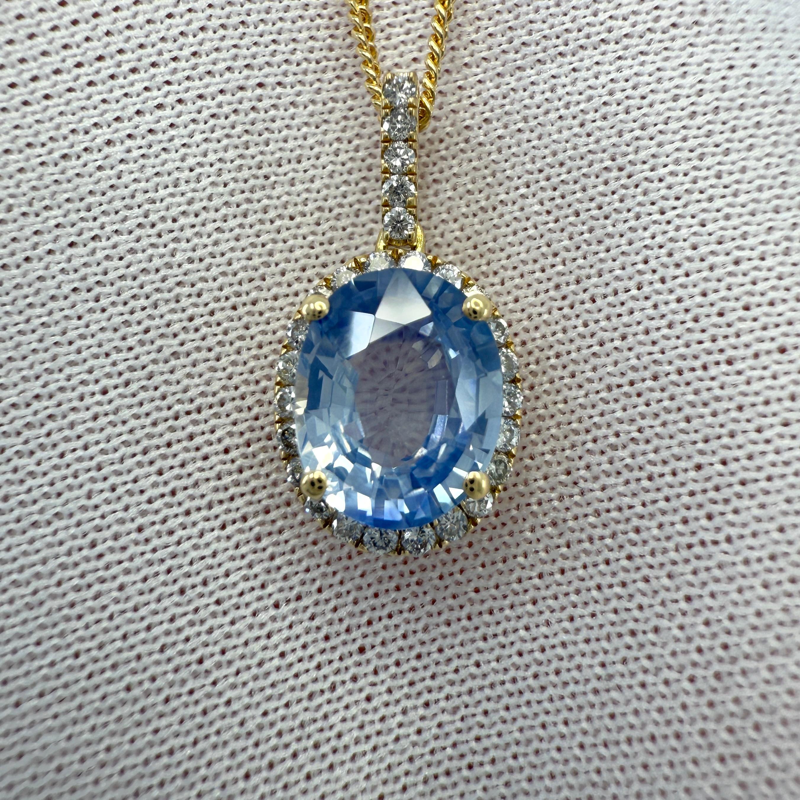 Ciondolo a raggiera in oro giallo 18 carati con zaffiro blu chiaro e diamante. 1,80 Carati totali.

Pregiato zaffiro naturale da 1,66 carati con un bel colore blu chiaro e un eccellente taglio ovale.
Mostra un aspetto vaporoso e setoso unico nel suo