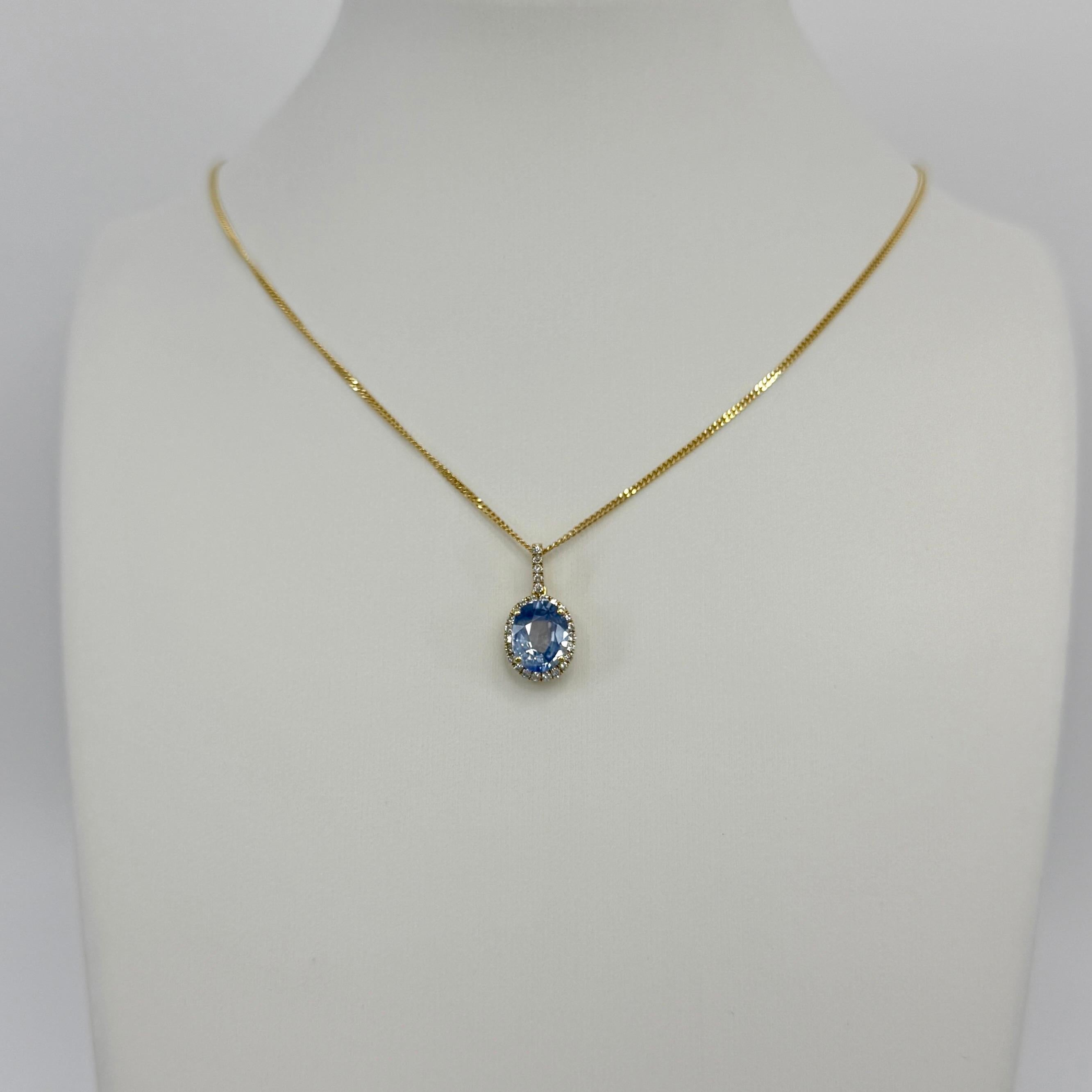 Taglio ovale Ciondolo a forma di aureola in oro giallo 18 carati con zaffiro blu satinato e diamante da 1,80 ct. in vendita