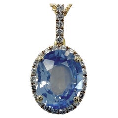 Ciondolo a forma di aureola in oro giallo 18 carati con zaffiro blu satinato e diamante da 1,80 ct.