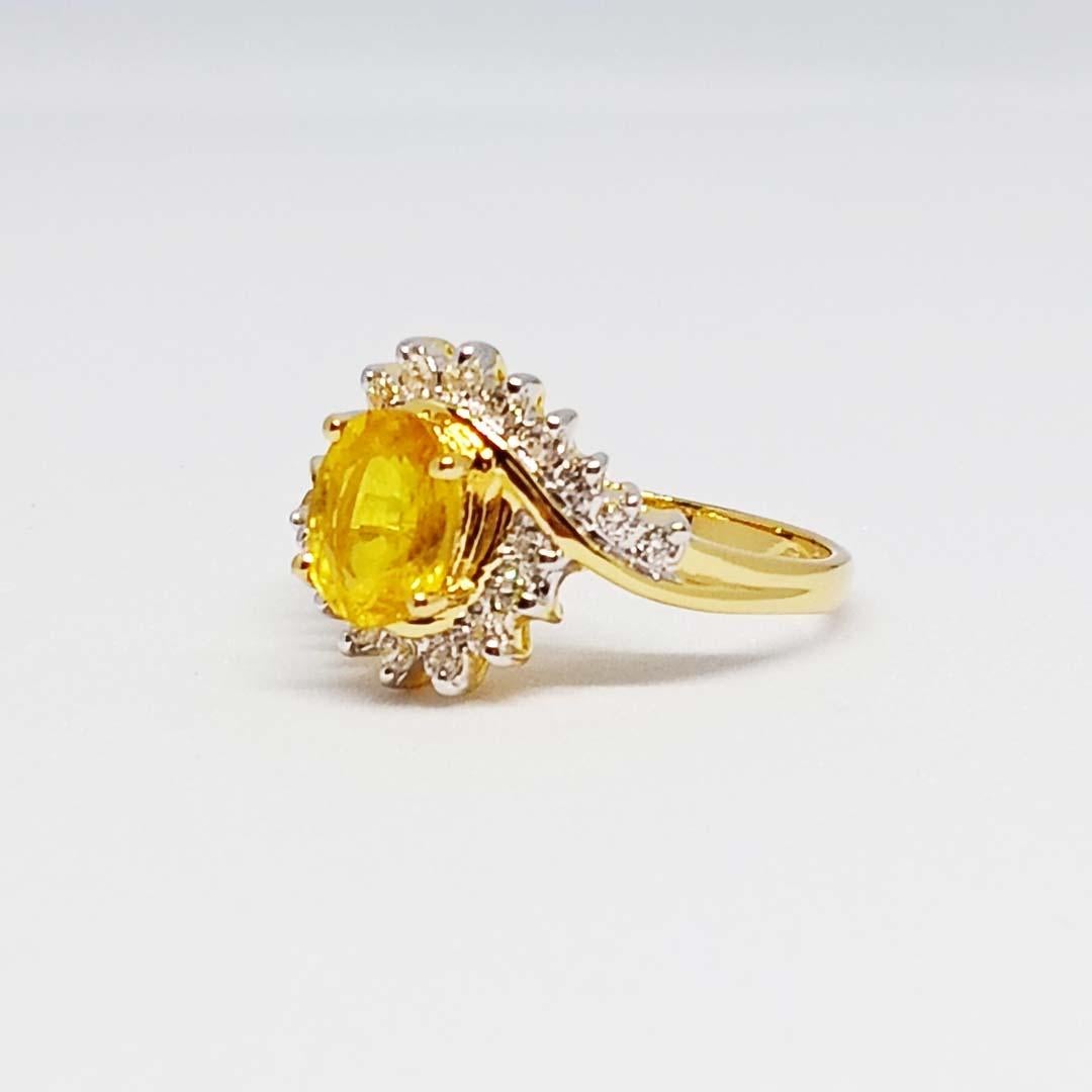 Art Nouveau 1.80cts. Yellow sapphire ring. Sterling silver on 18K Gold Plated For Sale
