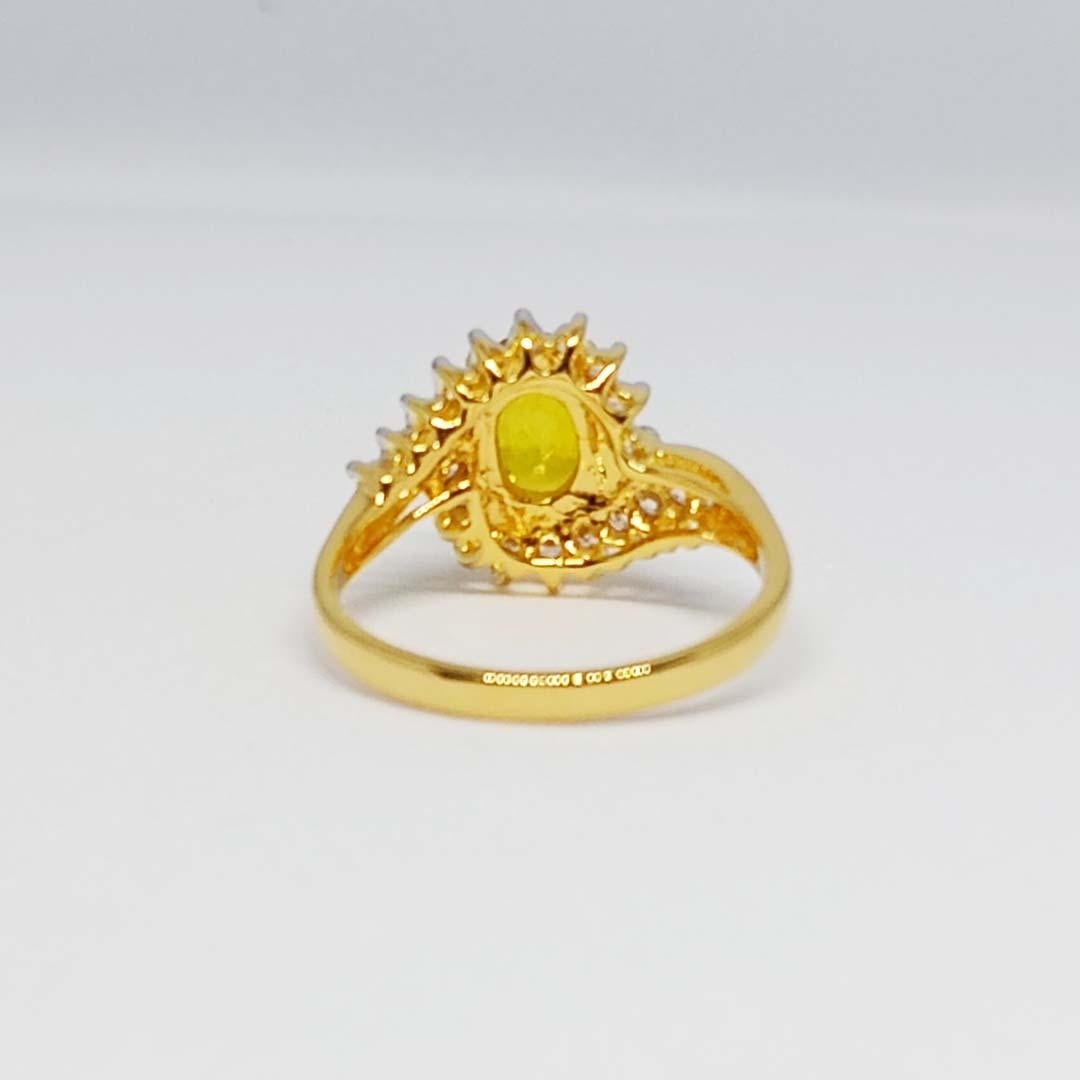 1.80cts. Yellow sapphire ring. Sterling silver on 18K Gold Plated In New Condition For Sale In Bangkok, TH