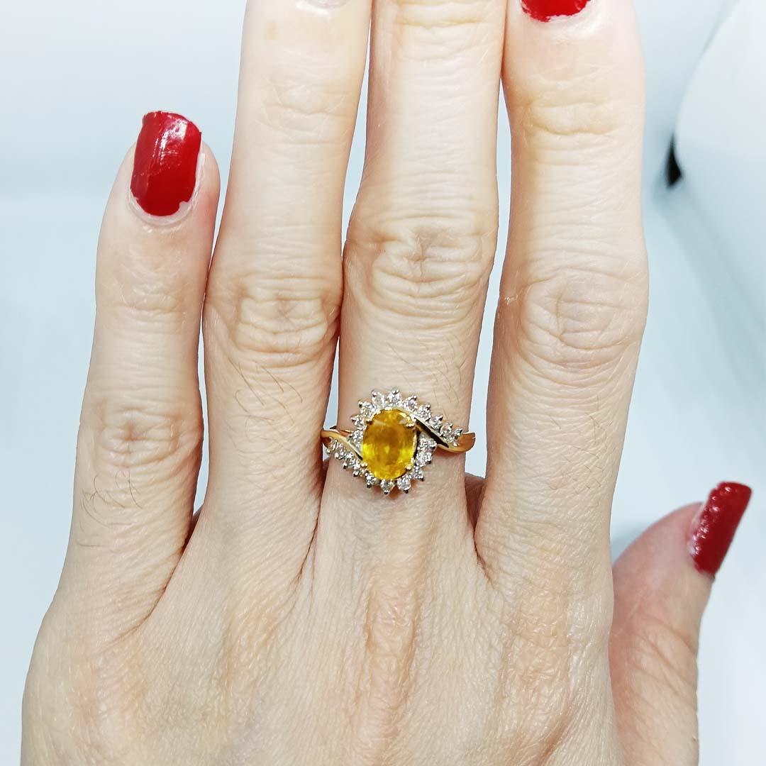 1.80cts. Yellow sapphire ring. Sterling silver on 18K Gold Plated For Sale 1