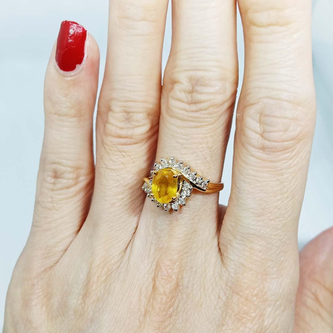 1.80cts. Yellow sapphire ring. Sterling silver on 18K Gold Plated For Sale 2