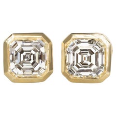 Paire assortie de diamants taille Asscher de 1,80 carat sertis en or jaune 18 carats