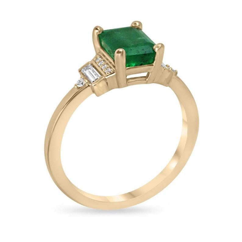 Découvrez le luxe à l'état pur avec notre bague en émeraude et diamant, où une captivante émeraude zambienne taillée en émeraude occupe le devant de la scène, exhalant une riche teinte verte luxuriante et une clarté transparente. Sertie de manière