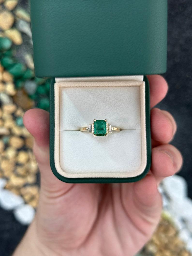 Moderne 1.80tcw 14K Lush Green Emerald & Diamond Accent Ring (Bague d'accentuation d'émeraude verte et de diamant) en vente
