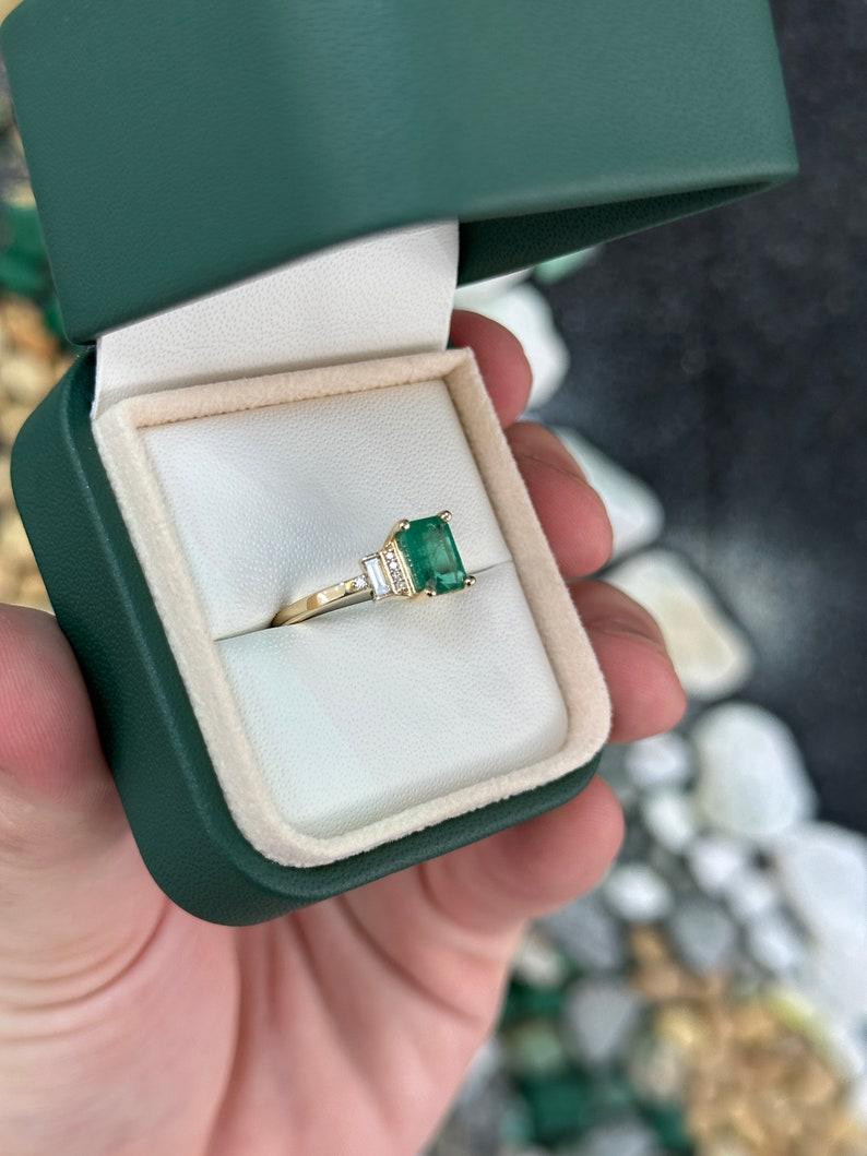 Taille émeraude 1.80tcw 14K Lush Green Emerald & Diamond Accent Ring (Bague d'accentuation d'émeraude verte et de diamant) en vente