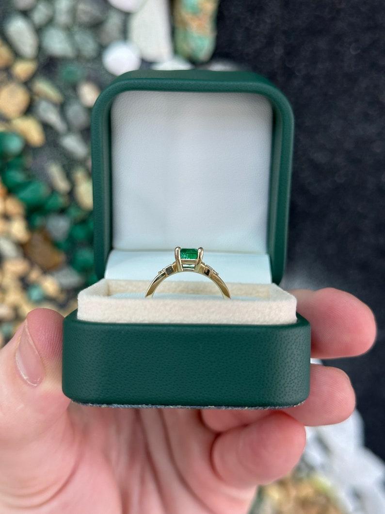 1.80tcw 14K Lush Green Emerald & Diamond Accent Ring (Bague d'accentuation d'émeraude verte et de diamant) Neuf - En vente à Jupiter, FL