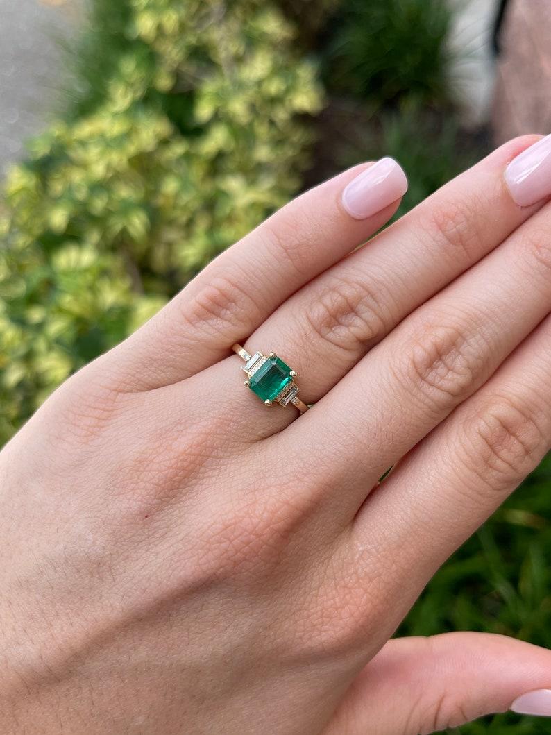 1.80tcw 14K Lush Green Emerald & Diamond Accent Ring (Bague d'accentuation d'émeraude verte et de diamant) Pour femmes en vente