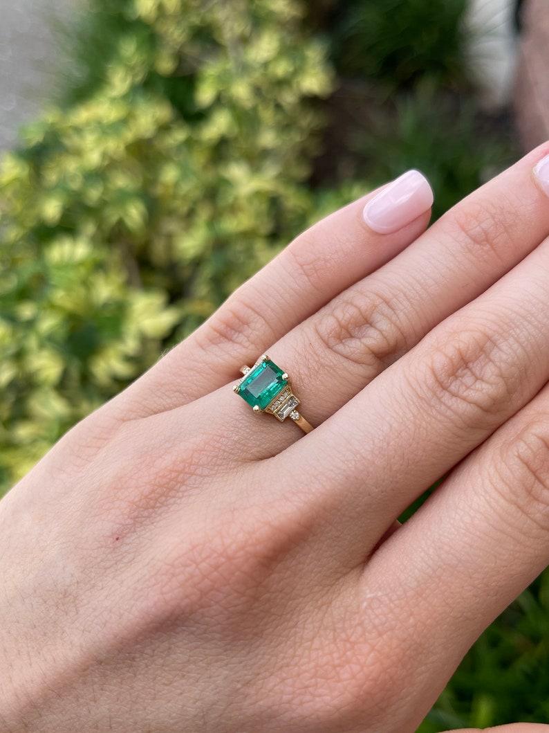 1.80tcw 14K Lush Green Emerald & Diamond Accent Ring (Bague d'accentuation d'émeraude verte et de diamant) en vente 1