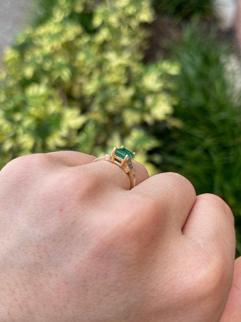 1.80tcw 14K Lush Green Emerald & Diamond Accent Ring (Bague d'accentuation d'émeraude verte et de diamant) en vente 2