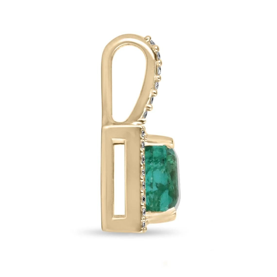 Ausgestellt ist eine atemberaubende Asscher cut Smaragd und Diamant Halo Halskette in 14K Gold. Der Anhänger ist mit einem mittelgrünen Smaragd im Asscher-Schliff verziert. Der Smaragd ist von zahlreichen natürlichen, runden, weißen Brillanten