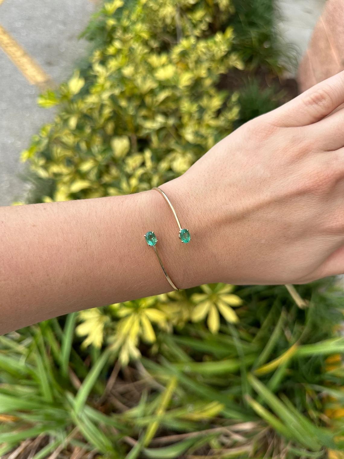 1.80tcw 14K Natural Medium Green Oval Cut Emerald Toi et Moi Cuff Bangle Bracele In New Condition For Sale In Jupiter, FL