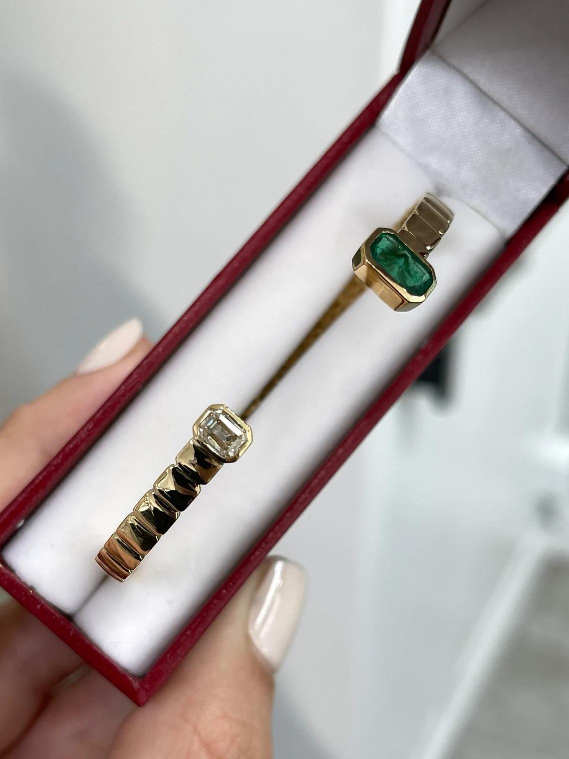 Modern 1.80tcw 18K Fine Quality Rich Green Emerald Cut Emerald & Diamond Bangle Bracele For Sale