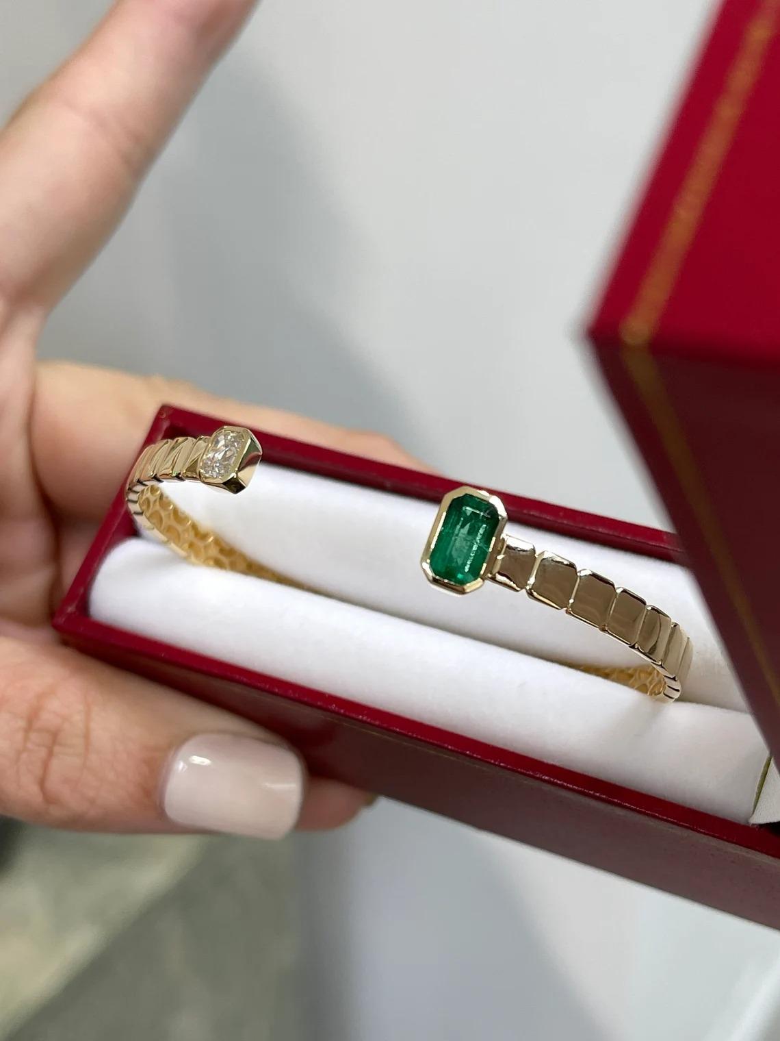 1.80tcw 18K Fine Quality Rich Green Emerald Cut Emerald & Diamond Bangle Bracele In New Condition For Sale In Jupiter, FL
