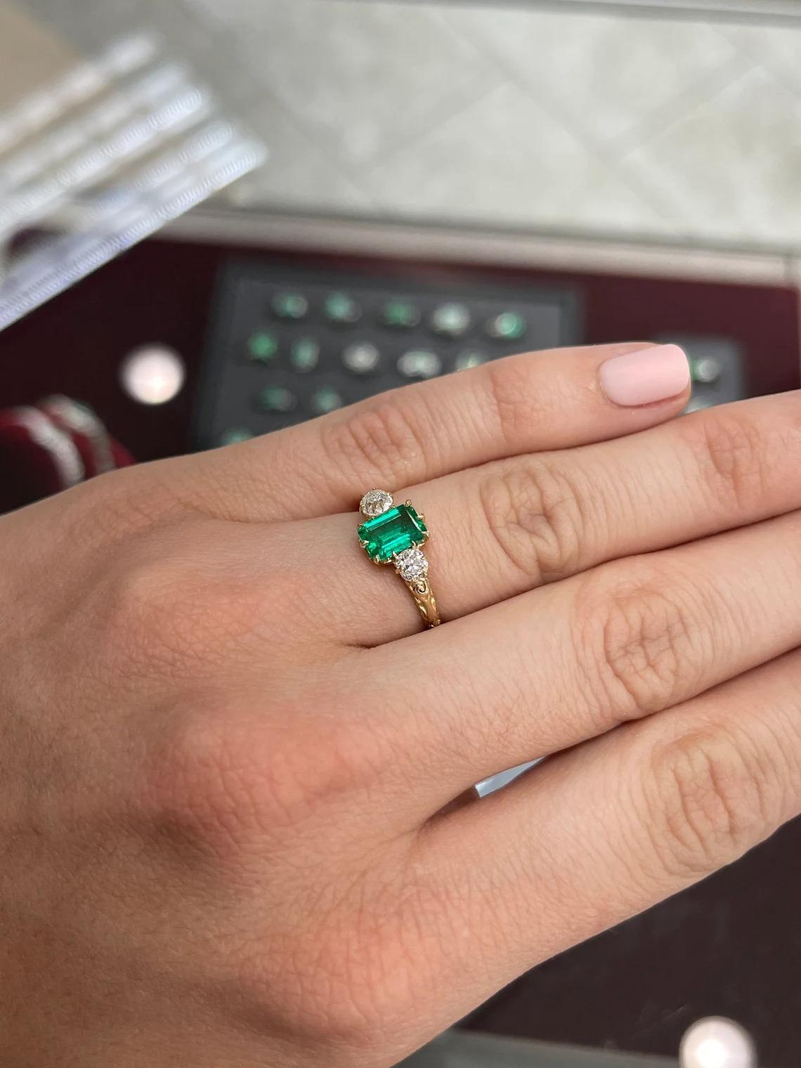 1.80tcw 18K Three Stone Colombian Emerald & Diamond Victorian Carved Ring In New Condition For Sale In Jupiter, FL