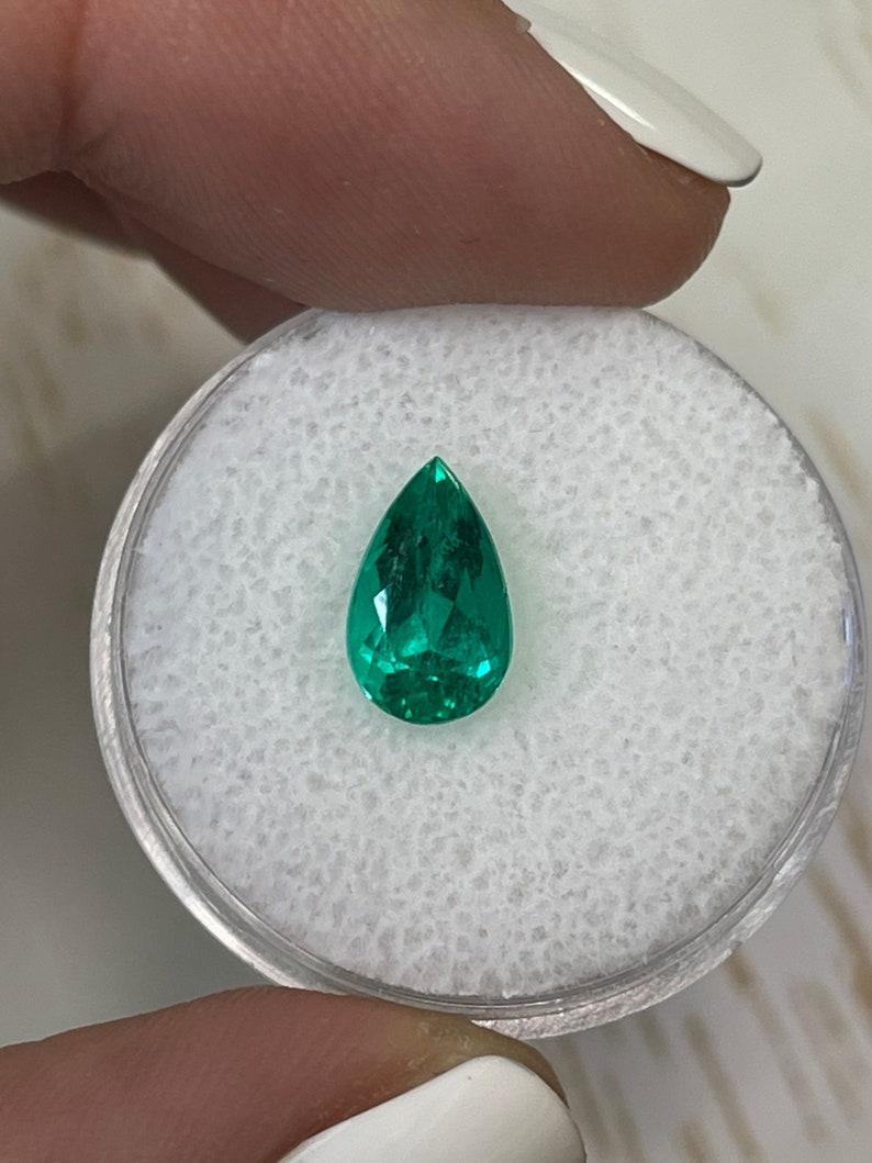 Pierre : Émeraude
Poids : 1,81 carats
Forme : Coupe poire
Clarté : Transparent
Éclat : Excellent
Couleur : vert bleuâtre vif
Dimensions : 10,04 mm x 6,19 mm x 5,36 mm
Origine géographique : Colombie
Traitement : Naturel, huilé

Commentaires : En