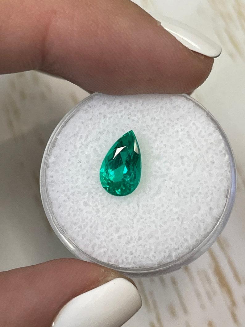 Moderne Émeraude naturelle colombienne verte fine taille poire de 1,81 carat 10x6 AAA+ en vente